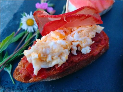 tapas oeuf brouillé, lomo, tomates confites tapas oeuf brouillé, lomo, tomates confites