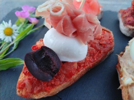 tapas serrano, mozzarella et tomates confites tapas serrano, mozzarella et tomates confites