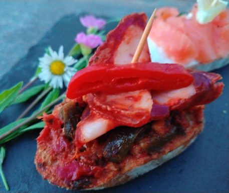 tapas chorizo ibérique, compotée de poivrons et tomates tapas chorizo ibérique, compotée de poivrons et tomates